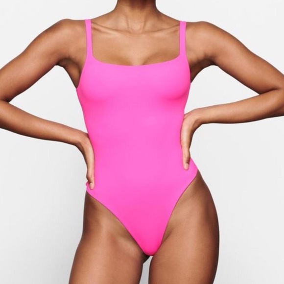 SKIMS Tops - SKIMS Fits Everybody Bodysuit in Taffy